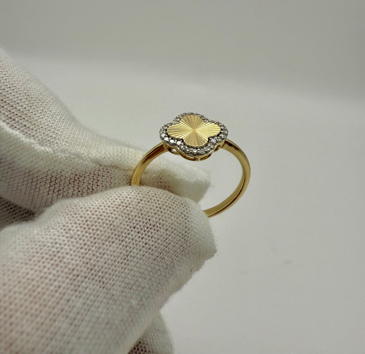 Yellow gold clover ring